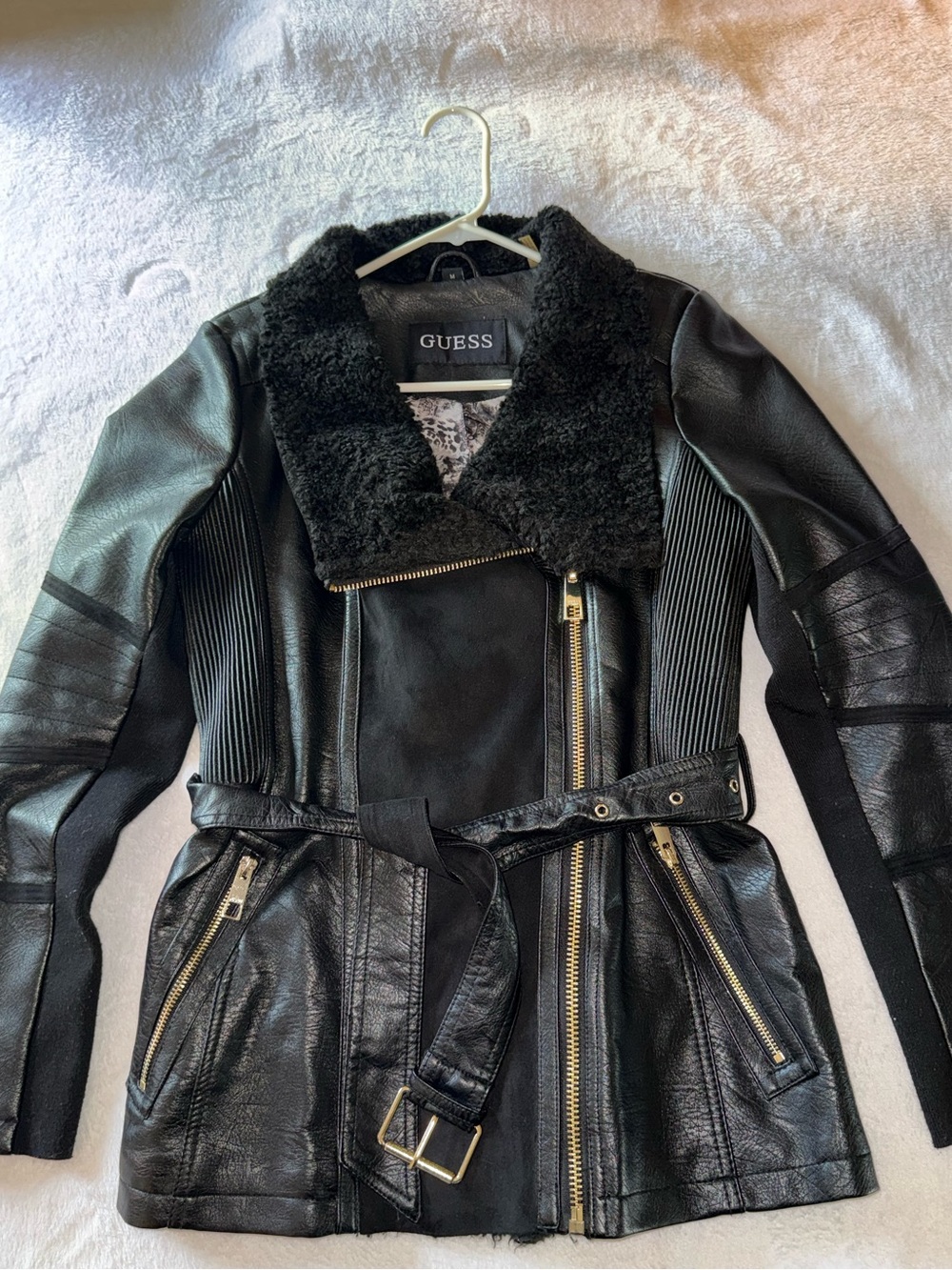 GUESS Black Faux Leather Moto Jacket Faux Shearling Collar Gold Zips Belted